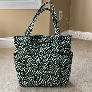 Vera Bradley tote bag. Zipper closure. multiple pockets inside and out. Like new